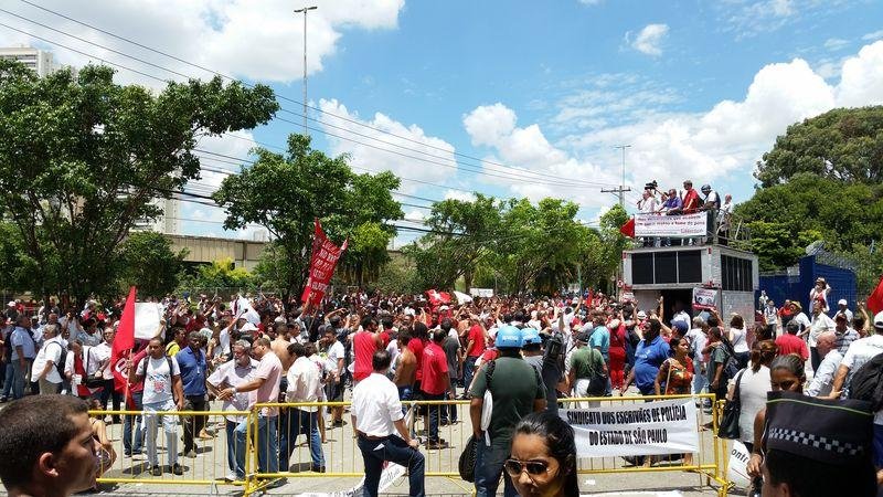 Centenas pr&oacute; e contra Lula protestam em f&oacute;rum em SP
