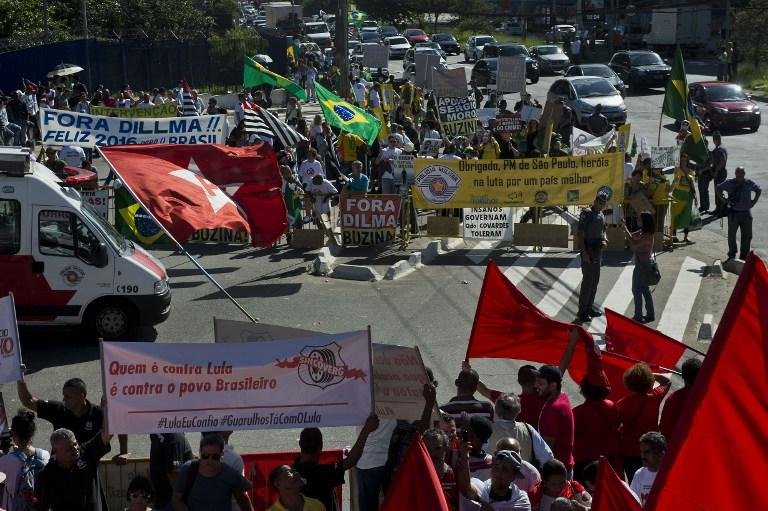 Protestos ocorrem em frente a f&oacute;rum em SP