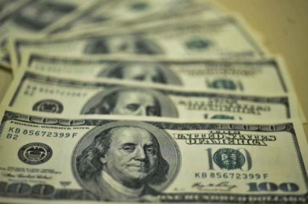 D&oacute;lar fica abaixo de R$ 4