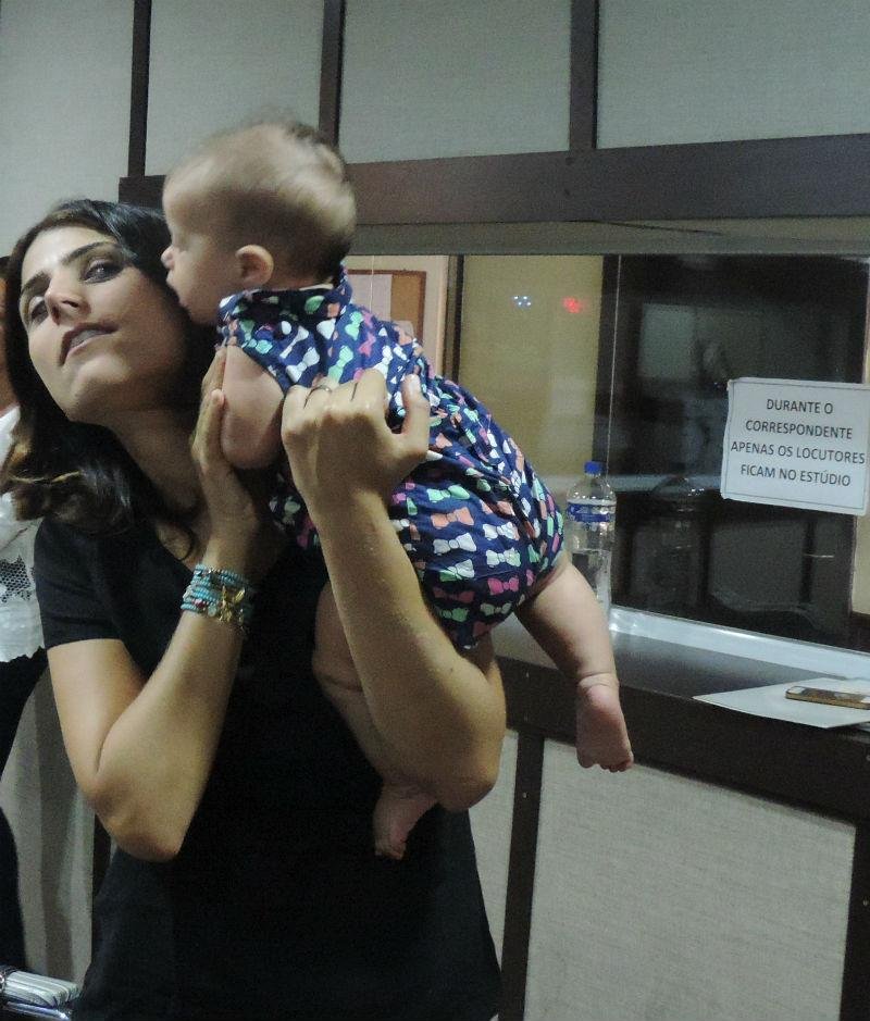 Manuela justificou decis&atilde;o para poder cuidar da filha Laura