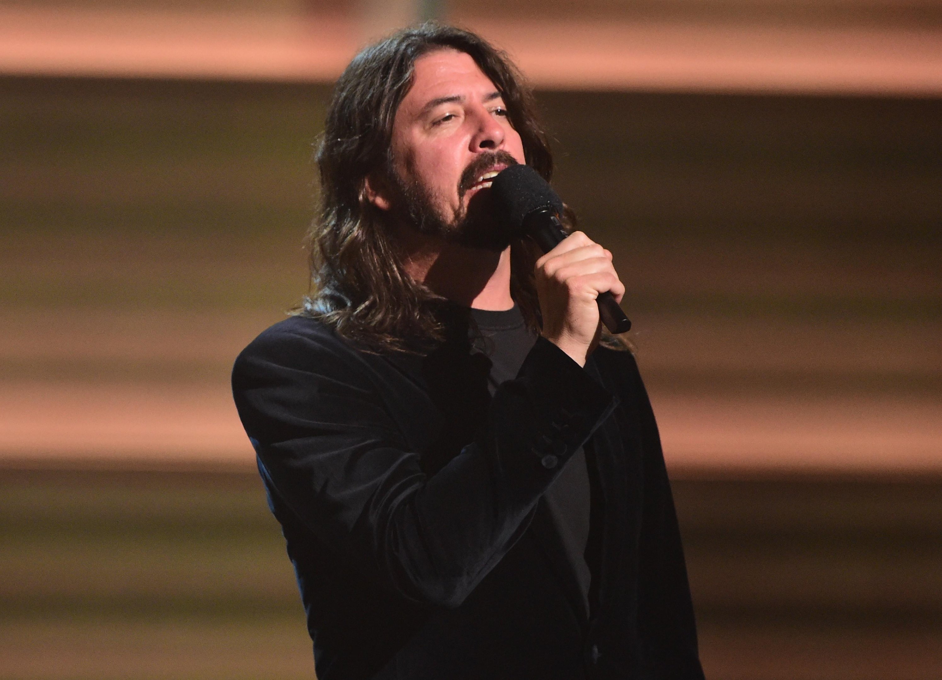 Dave Grohl se apresenta pela primeira vez no Oscar