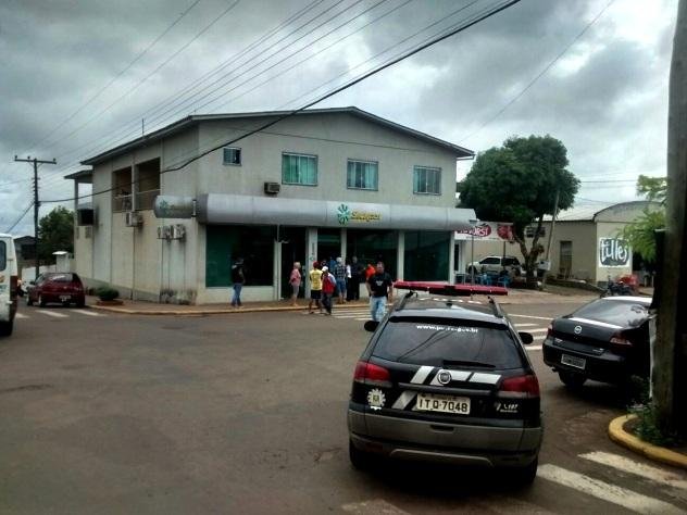 Grupo utilizou machado para quebrar porta de ag&ecirc;ncia do Sicredi