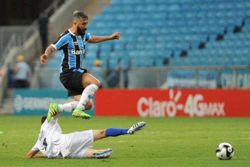 Douglas comemorou anivers&aacute;rio no aeroporto de Lima, no Peru