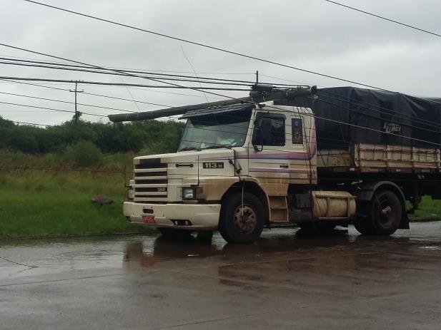 Na via de acesso ao Porto Seco Rodovi&aacute;rio cinco postes tombaram sendo que um deles caiu sobre uma carreta