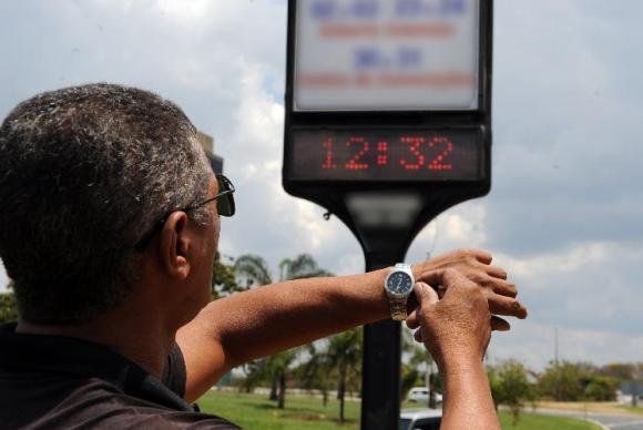 Rel&oacute;gios devem ser atrasados em uma hora