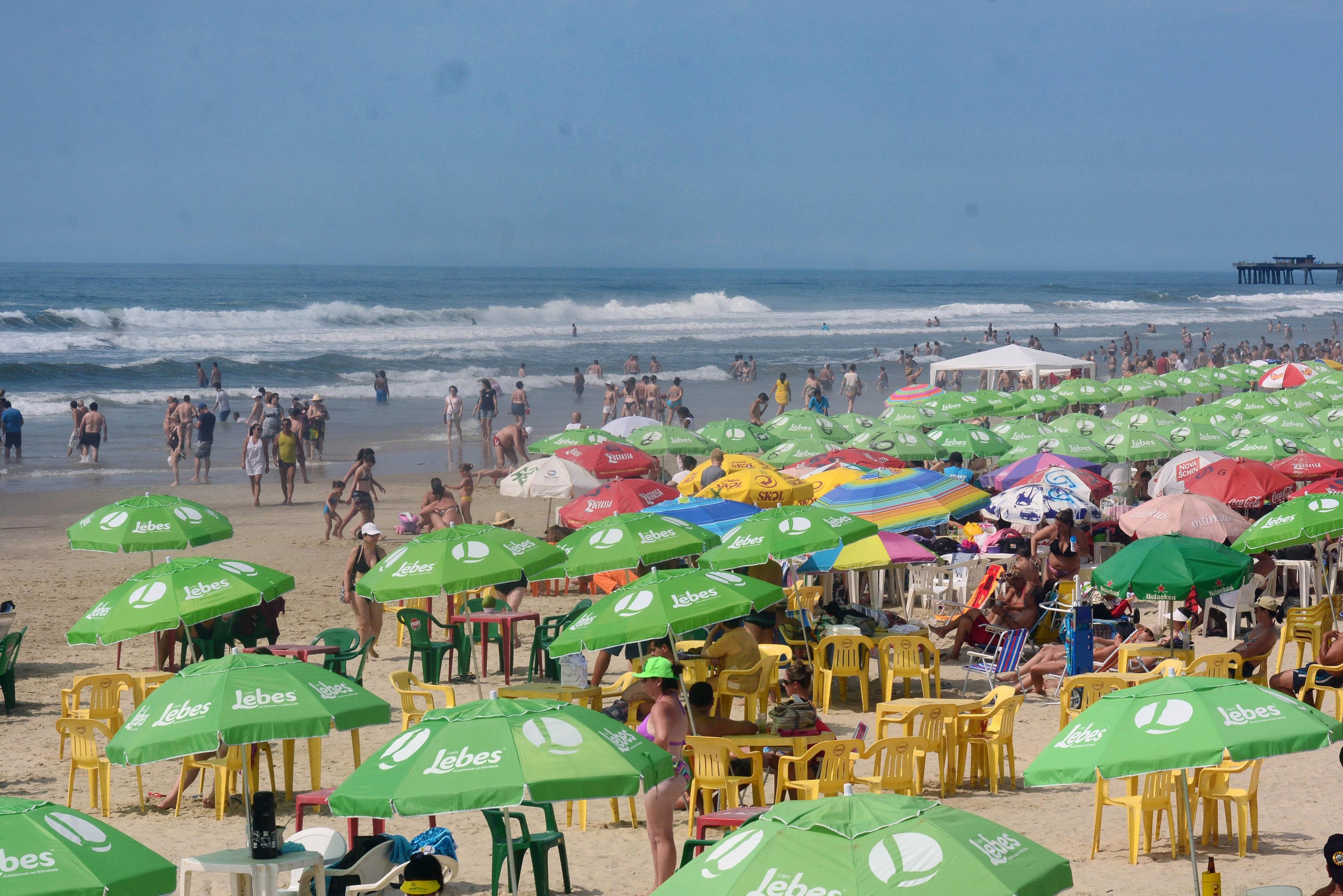 Em Tramanda&iacute;, s&aacute;bado ensolarado deixou a beira-mar lotada
