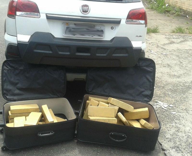Duas malas cheias de drogas foram encontradas no interior de um Fiat Palio Adventure