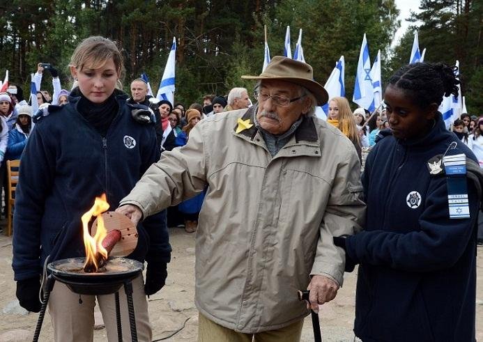 Willenberg, ao centro, em monumento do campo de exterm&iacute;nio nazista