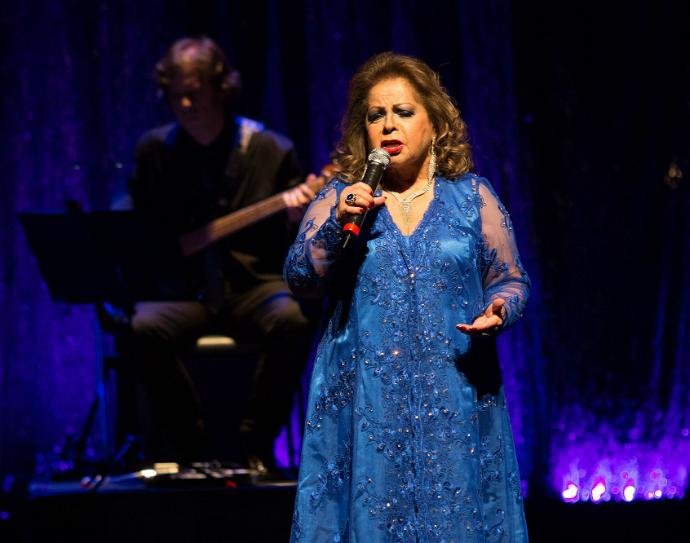 Cantora apresenta espet&aacute;culo no formato voz e viol&atilde;o