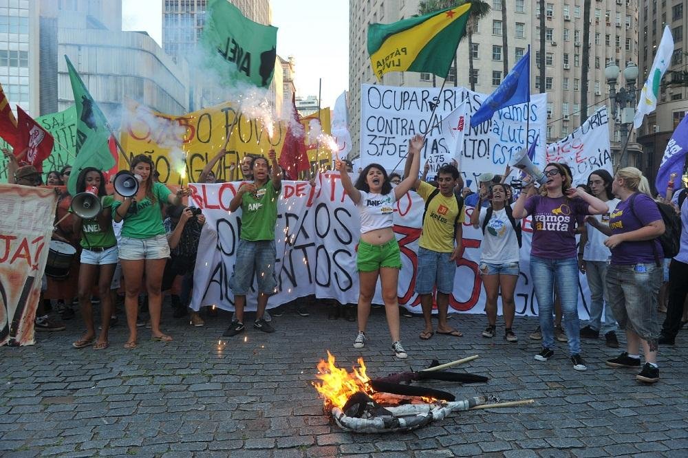Indignados com o aumento, os manifestantes queimaram uma catraca figurativa na frente da Prefeitura 