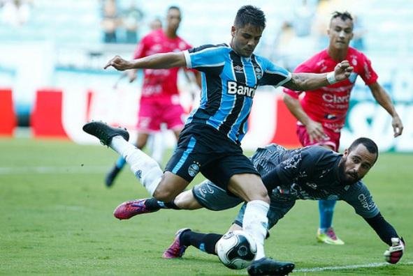 Henrique pede tempo para buscar melhor entrosamento no Gr&ecirc;mio 