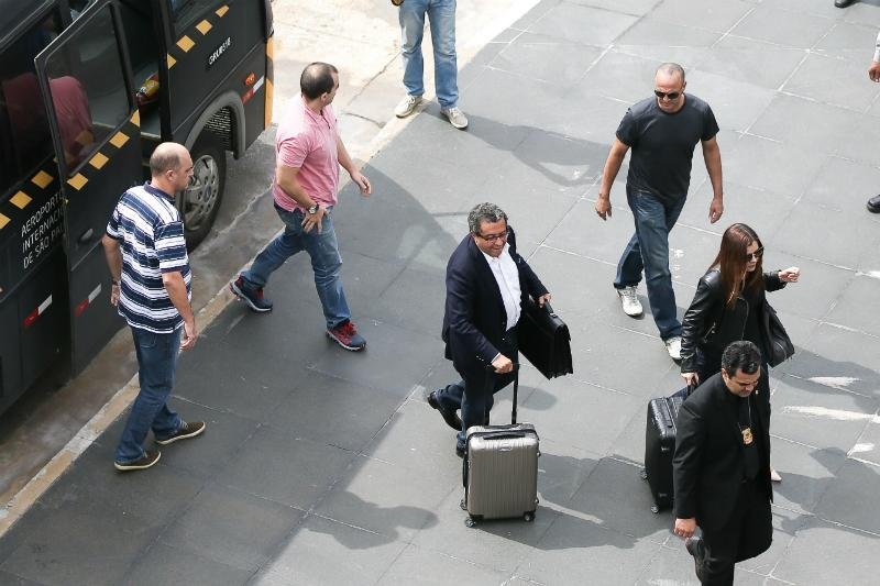 Publicit&aacute;rio Jo&atilde;o Santana chegou a Guarulhos na companhia da esposa M&ocirc;nica Moura 