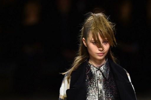 A cole&ccedil;&atilde;o de inverno 2017 da Burberry trouxe brilho com inspira&ccedil;&atilde;o indie