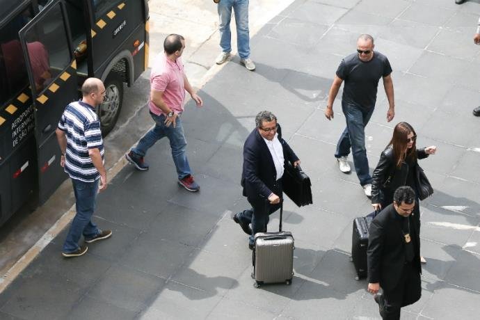 Publicit&aacute;rio Jo&atilde;o Santana chegou a Guarulhos na companhia da esposa M&ocirc;nica Moura