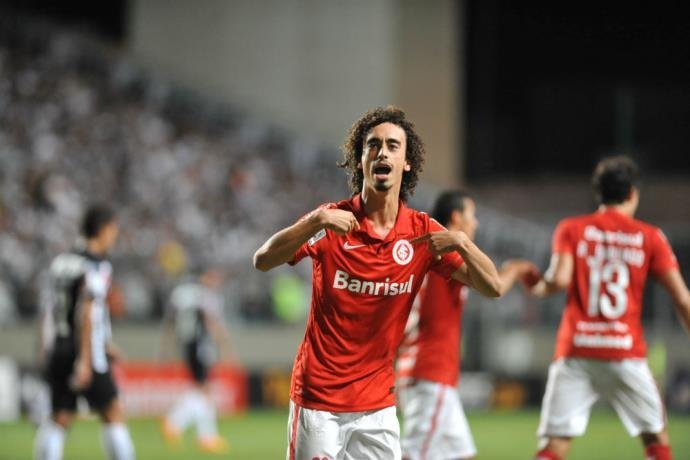 Vald&iacute;via se recupera de cirurgia no joelho
