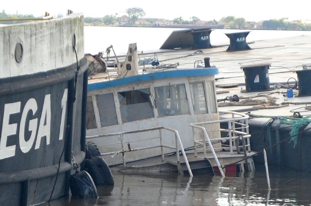 V&aacute;rios procedimentos foram realizados para desvirar a embarca&ccedil;&atilde;o 