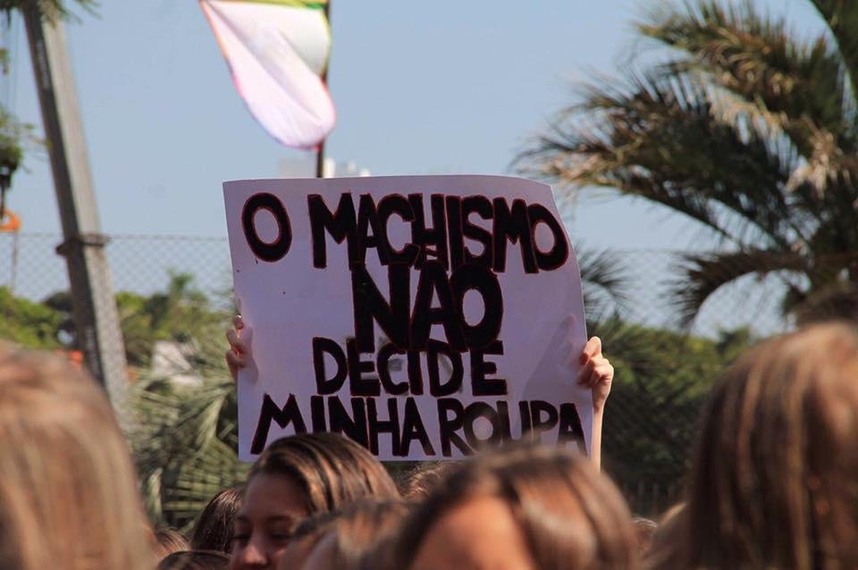 Estudantes foram ao col&eacute;gio nesta quarta-feira com shortinhos e mensagens de protesto