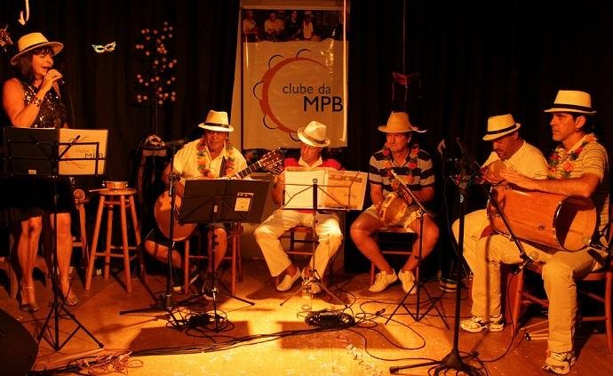 Grupo apresenta marchinhas e sambas antigos