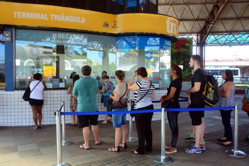 Passageiros fazem fila para comprar passagens a R$ 3,25 em Porto Alegre