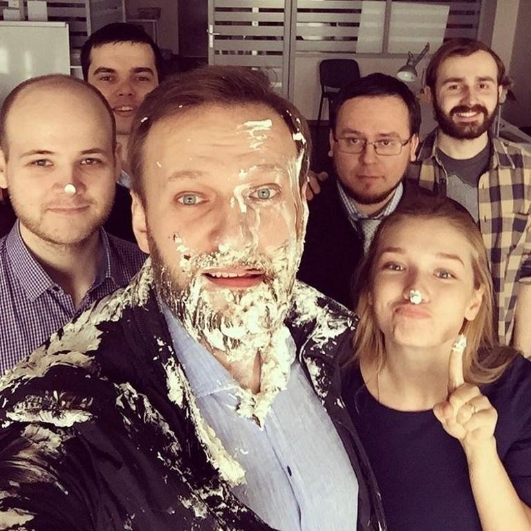 Alexei Navalny leva uma torta na cara 