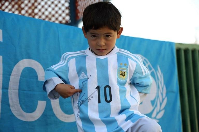 Garoto afeg&atilde;o de cinco anos emocionou o mundo ao fabricar camiseta com saco pl&aacute;stico
