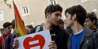 Senado italiano aprova lei de união civil para homossexuais 