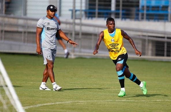 Bola&ntilde;os poder&aacute; estrear pelo Gr&ecirc;mio diante da LDU 
