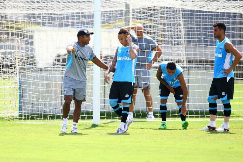 Roger faz treino intenso e trabalha bola parada defensiva 