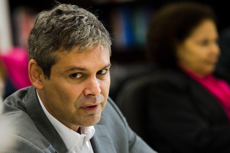 Senador disse que o governo precisa reorientar a pol&iacute;tica econ&ocirc;mica para sair da crise 