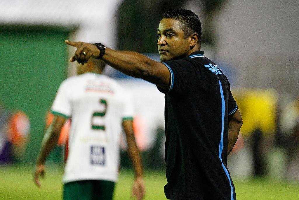 Roger defendeu Luan das cobran&ccedil;as da torcida