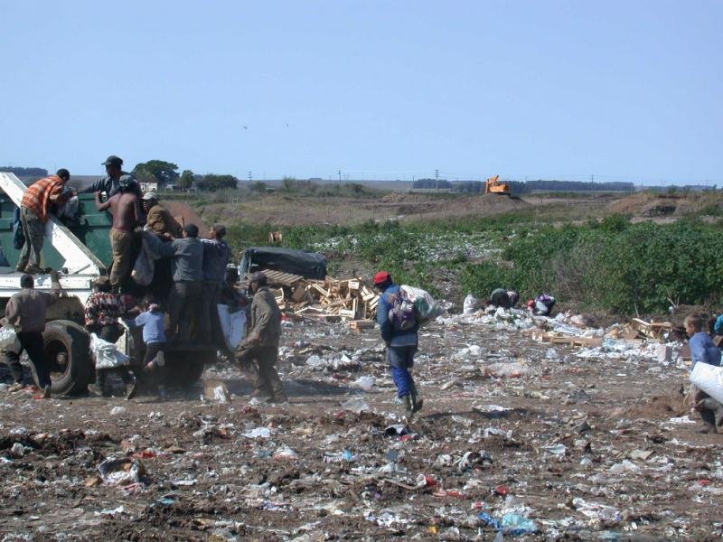 Aterros do Pa&iacute;s deveriam ter sido fechados em agosto de 2014