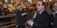 Presidente francês François Hollande foi recebido com vaias e xingamentos