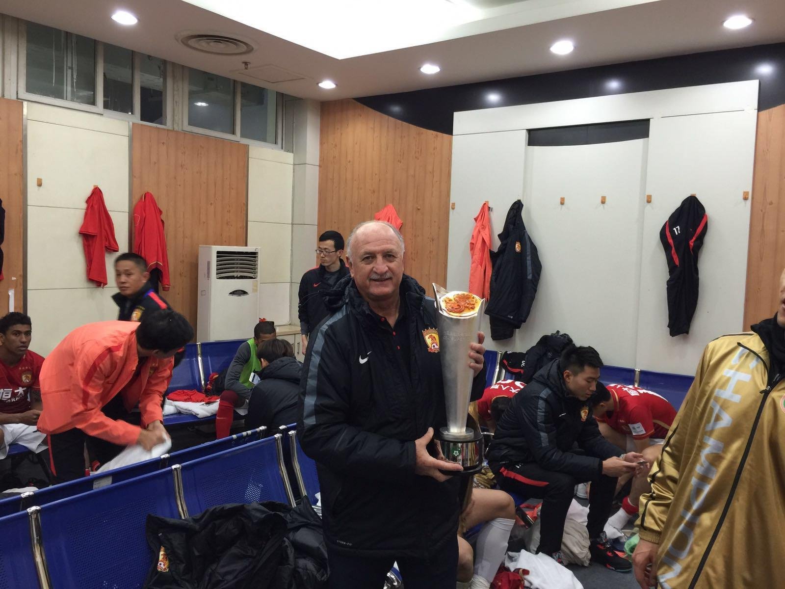 Felip&atilde;o levantou a Supercopa da China