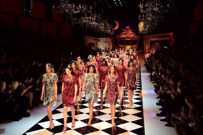 Dolce & Gabbana nos leva a um conto de fadas em que tudo brilha