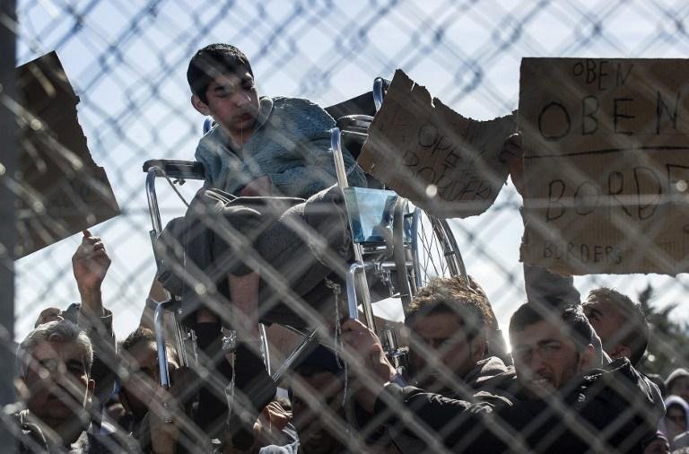 Migrantes for&ccedil;aram cerca entre Maced&ocirc;nia e Gr&eacute;cia
