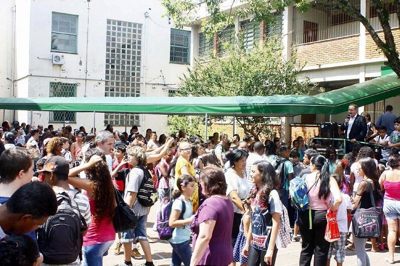 Mais de 800 mil estudantes voltam &agrave;s aulas nesta segunda-feira
