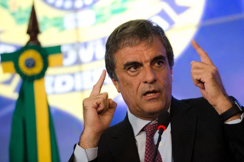 Cardozo deixa Minist&eacute;rio da Justi&ccedil;a e assume AGU