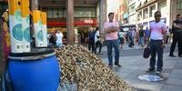 Bitucas de cigarro chamam atenção para descarte correto de lixo em Porto Alegre