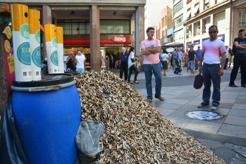 Bitucas de cigarro chamam aten&ccedil;&atilde;o para descarte correto de lixo em Porto Alegre