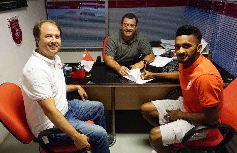 Artur assinou o novo contrato nesta ter&ccedil;a-feira