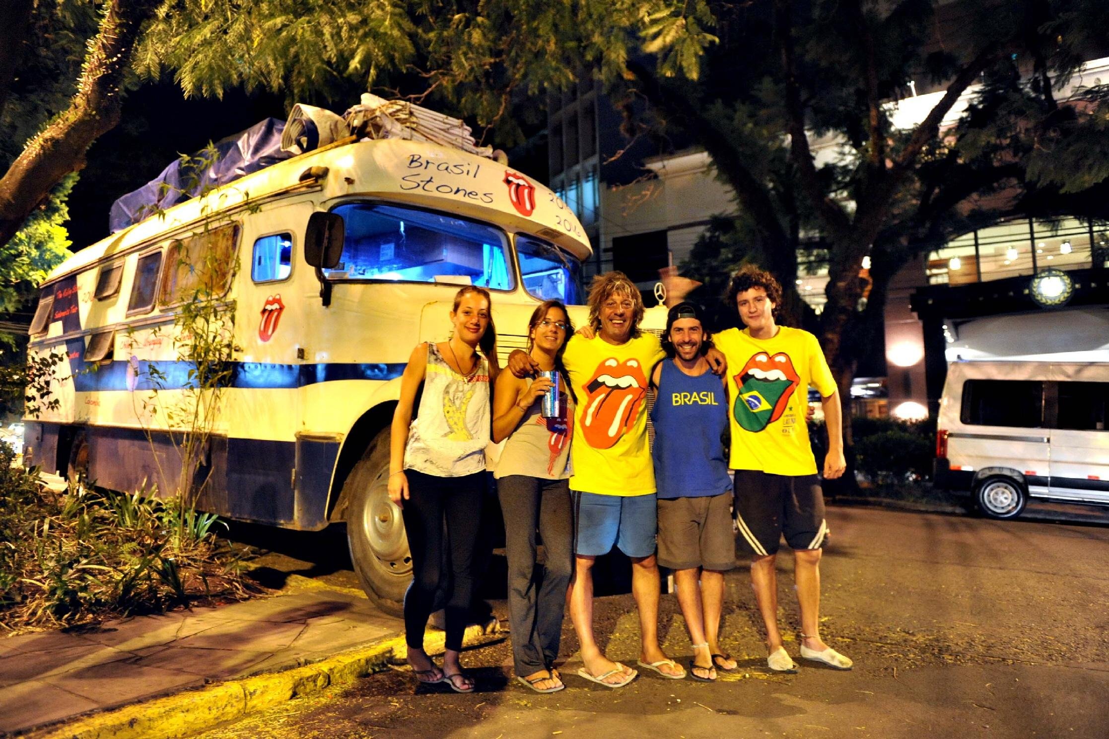 Argentinos que acompanham turn&ecirc; de motorhome se juntam &agrave; festa