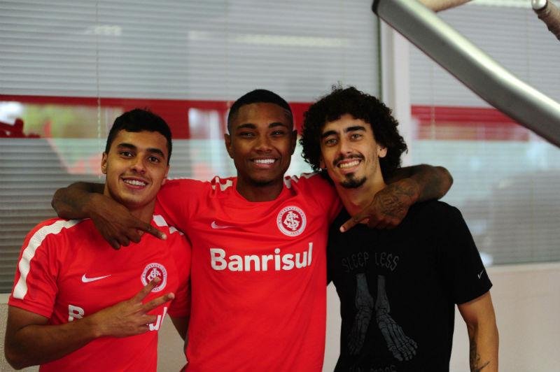 Vitinho (no centro) comemorou retorno aos gramados ao lado de Alisson Farias (&agrave; esquerda) e Vald&iacute;via (&agrave; direita)