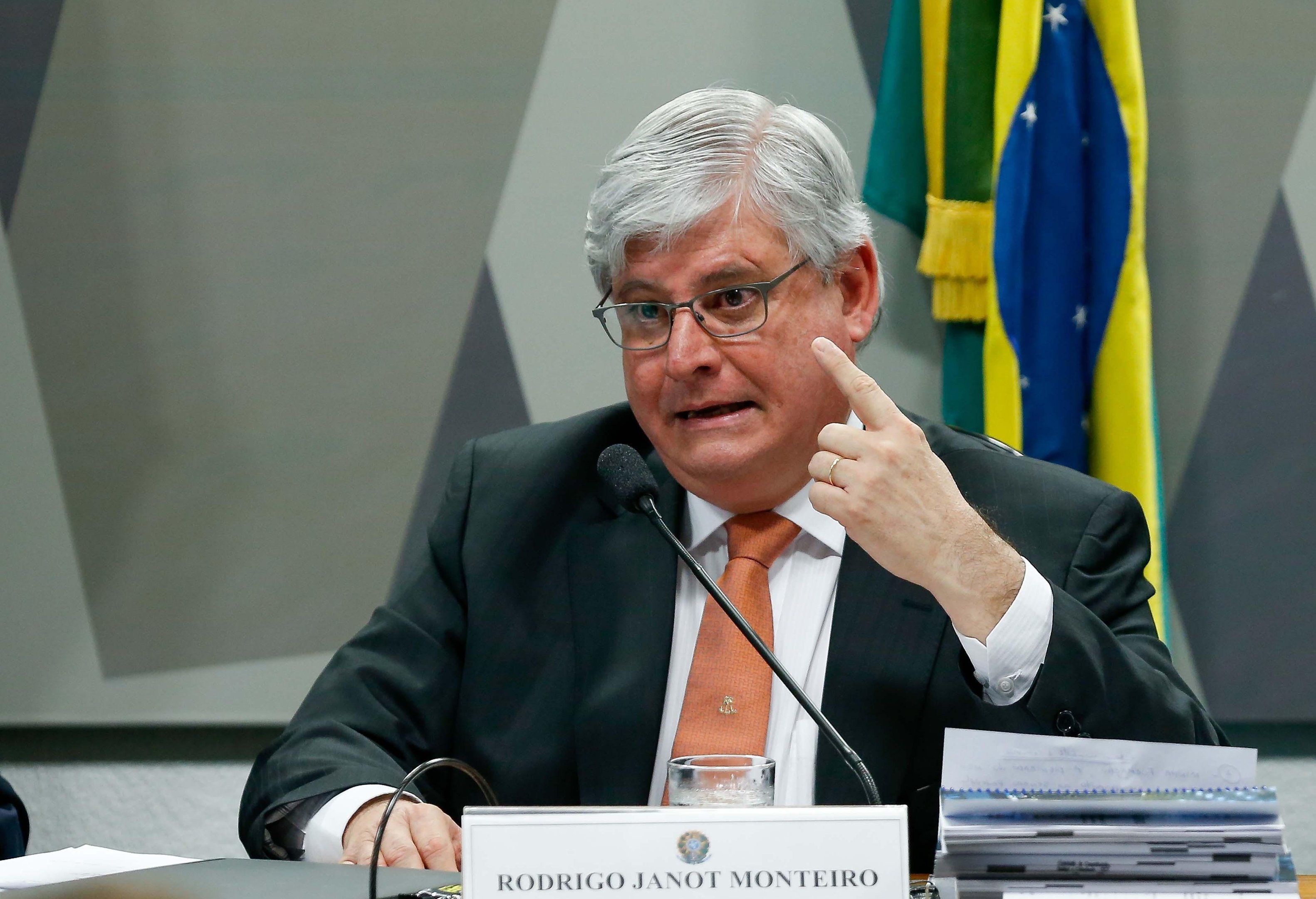 Contradi&ccedil;&atilde;o, omiss&atilde;o e premissa equivocada quanto &agrave; comiss&atilde;o especial s&atilde;o apontadas
