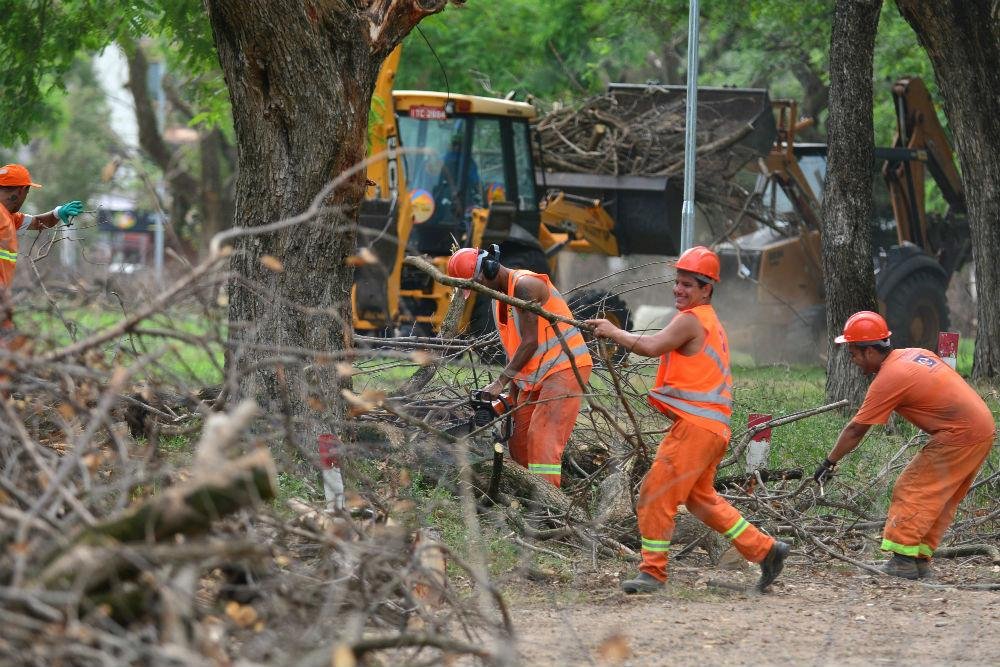 Equipes do DMLU come&ccedil;aram a limpar os res&iacute;duos no solo do temporal de janeiro