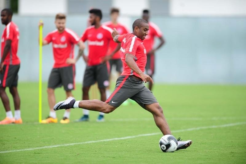 Inter deve ter postura ofensiva no Gre-Nal 