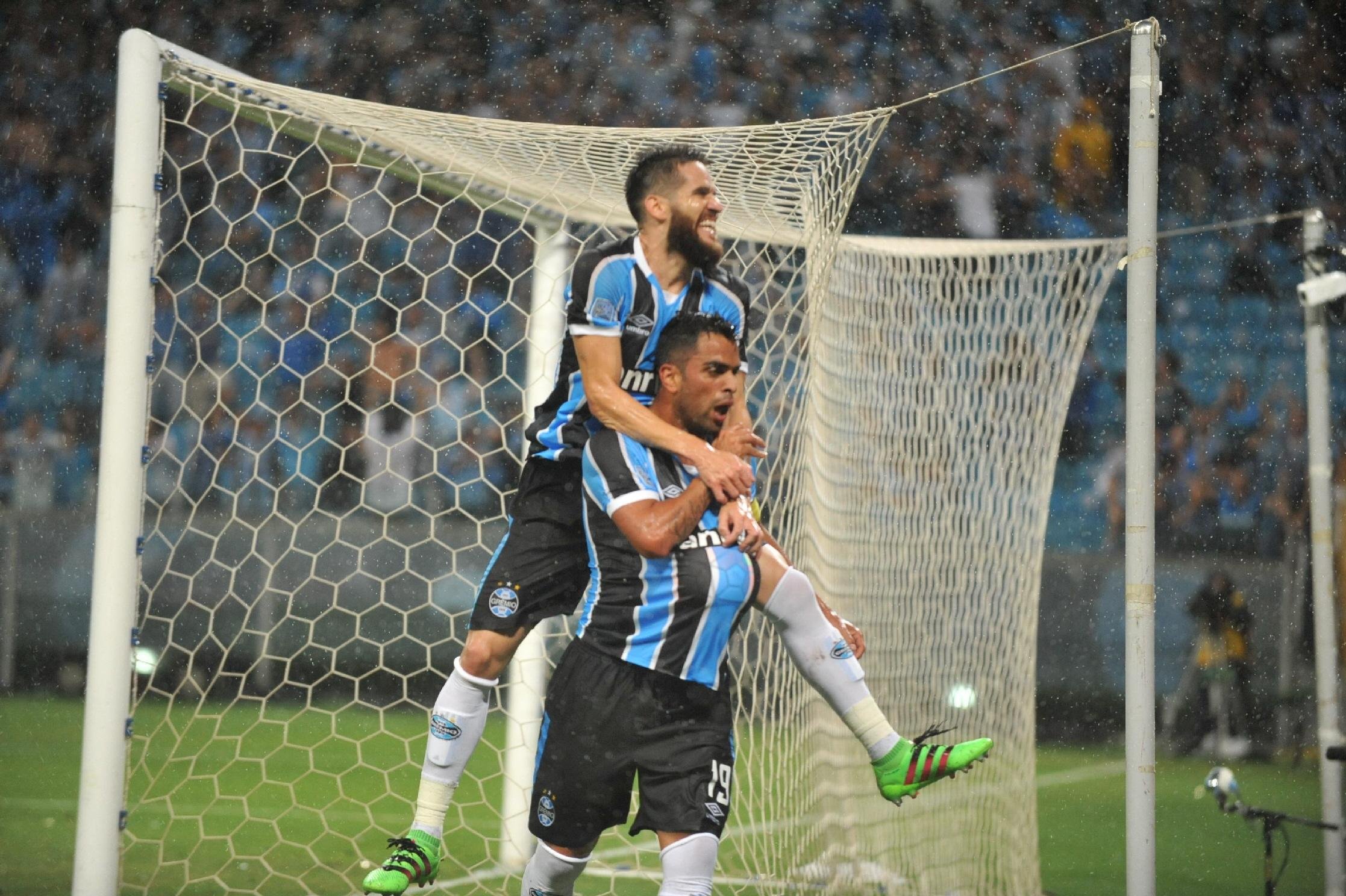 Maicon comemora gol sobre LDU na Arena 