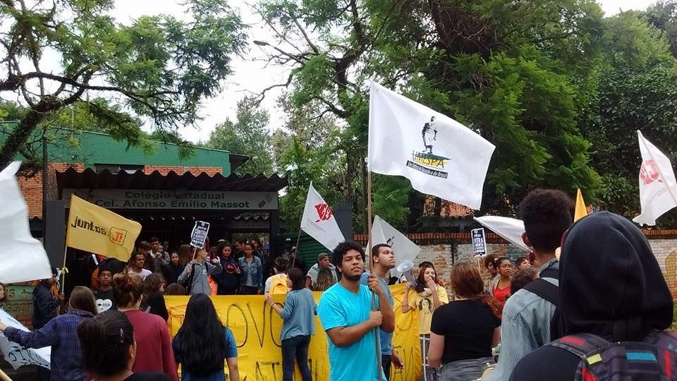 Protesto contra aumento da passagem re&uacute;ne 200 em frente &agrave; EPTC 
