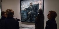 Frequentadores conferem novo retrato de Kevin Spacey no papel no Francis J. Underwood, pelo artista Jonathan Yeo