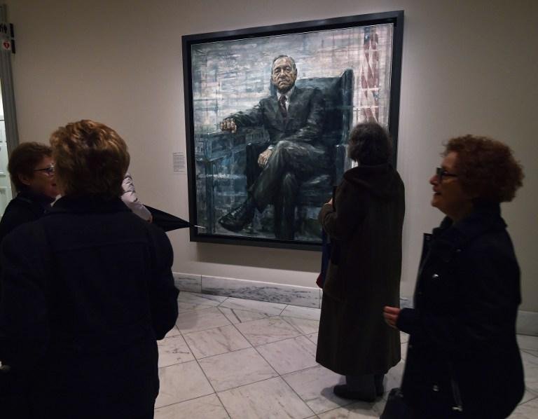 Frequentadores conferem novo retrato de Kevin Spacey no papel no Francis J. Underwood, pelo artista Jonathan Yeo