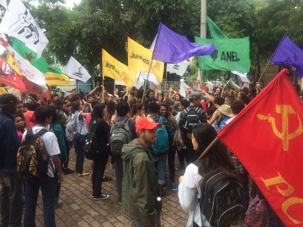 Manifesta&ccedil;&atilde;o em frente &agrave; EPTC terminou em confus&atilde;o nesta quinta-feira